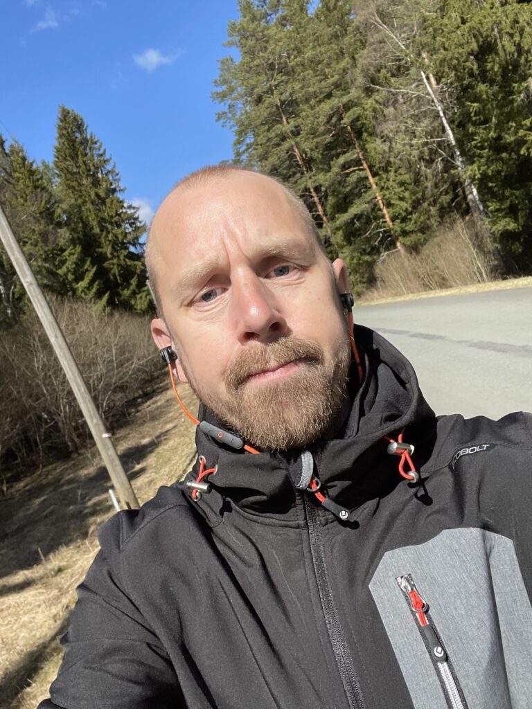 Person i rörelse under en promenad i naturen – symboliserar tillgänglig och vardagsnära träning.