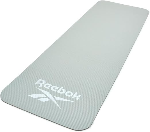 Reebok träningsmatta 7 mm rullad ihop för enkel förvaring – perfekt för träning hemma eller på gymmet, finns i flera färger.