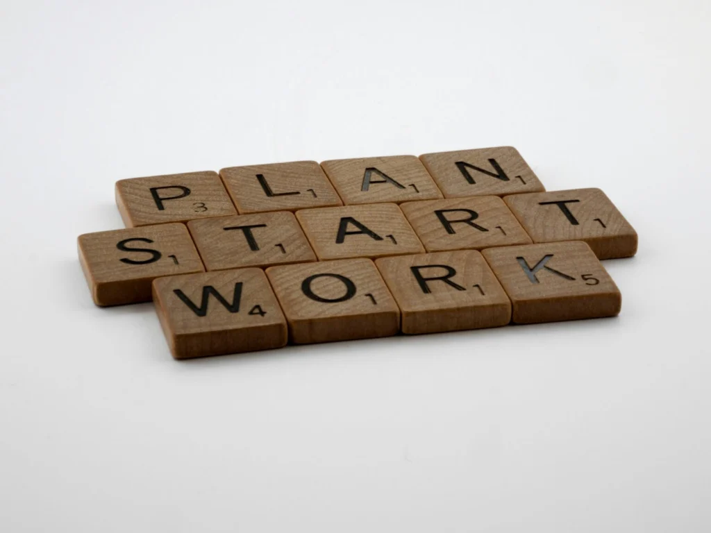 Alfapet-bokstäver som bildar orden "plan", "start" och "work" staplade ovanpå varandra.