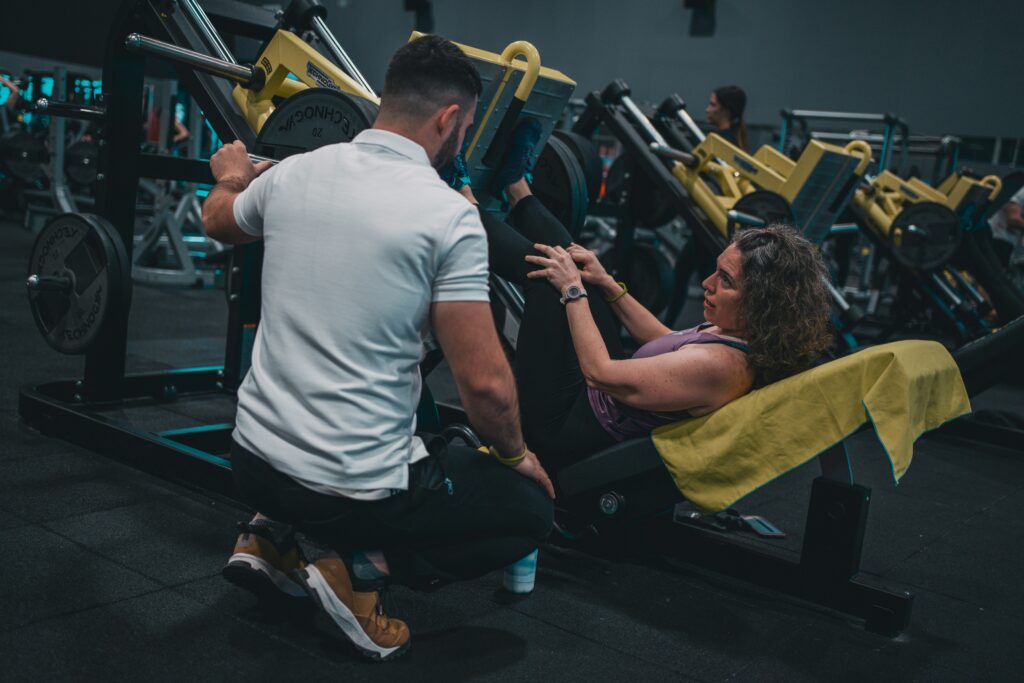 Två personer tränar tillsammans i ett gym – partnerskap inom träning och hälsa