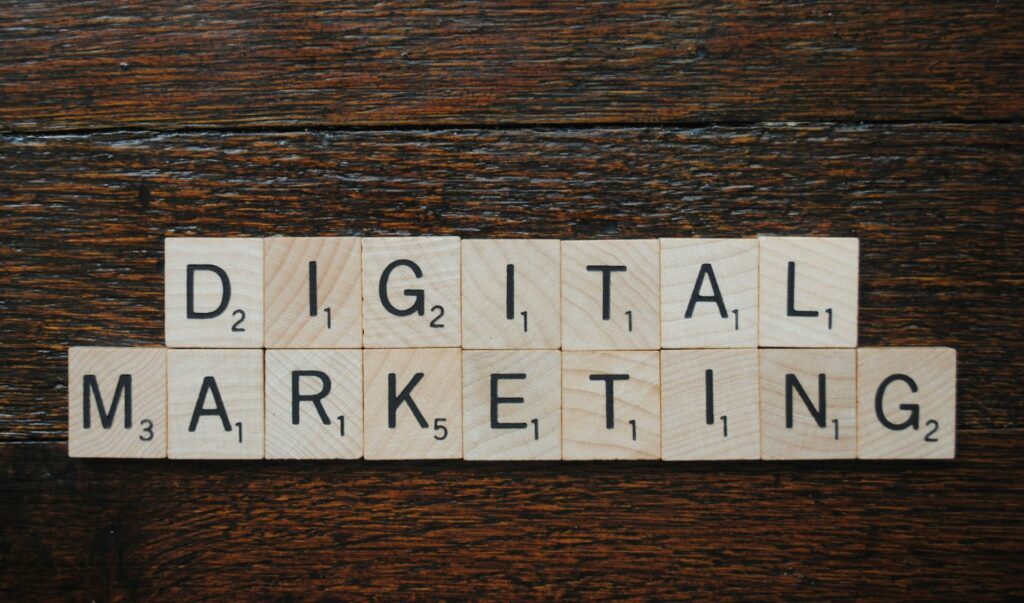 Alfapetbokstäver som bildar texten "digital marketing" på en bakgrund med trä