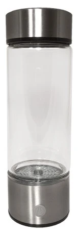 Transparent vätgasvatten flaska med silverfärgad bas, elegant design och upplyst LED-ring – placerad mot vit bakgrund.