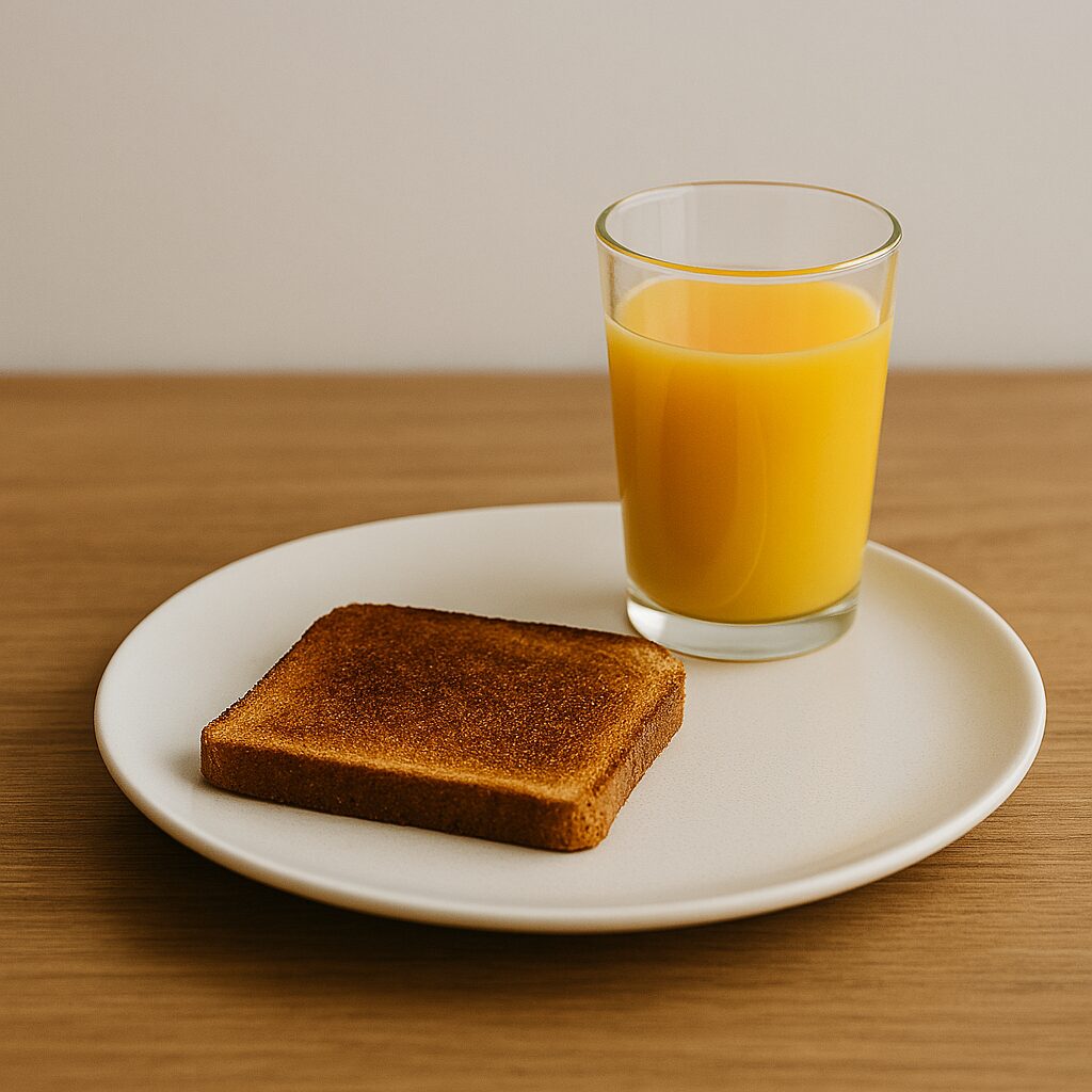 Liten frukost med rostat bröd och juice – ett visuellt exempel på varför du inte går ner i vikt.